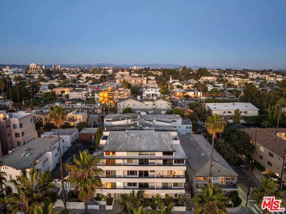 2221 Ocean Avenue 101, Santa Monica, California 90405 home-pic-22