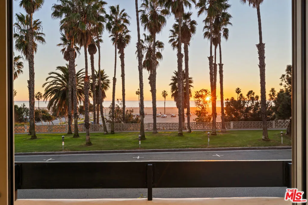 2221 Ocean Avenue 101, Santa Monica, California 90405 home-pic-23
