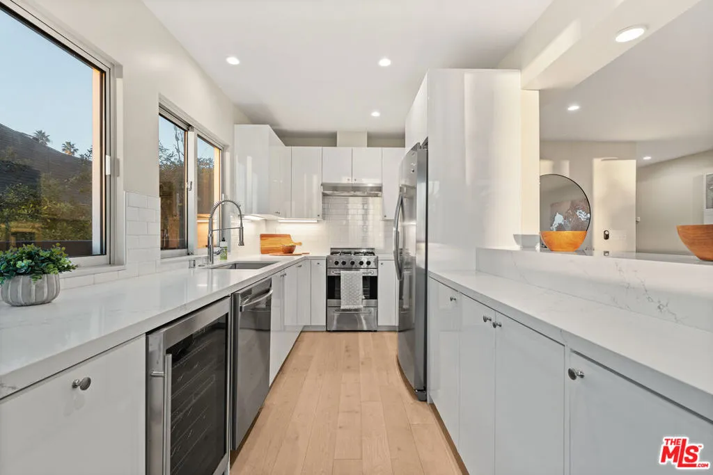 2221 Ocean Avenue 101, Santa Monica, California 90405 home-pic-12