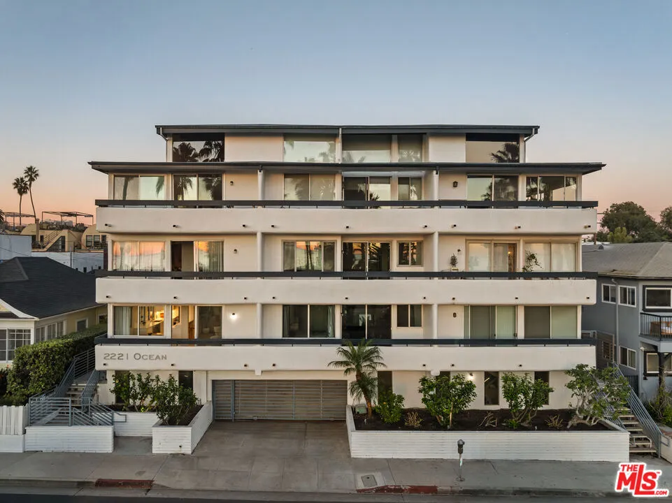 2221 Ocean Avenue 101, Santa Monica, California 90405 home-pic-2