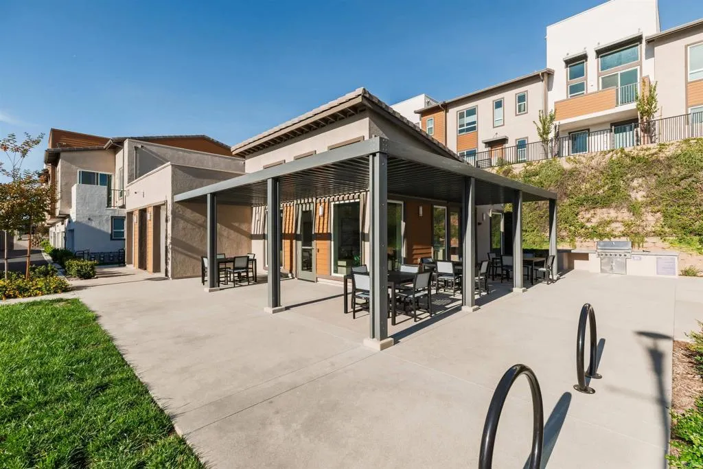 953 Radcliffe Trail, Vista, California 92081 home-pic-29