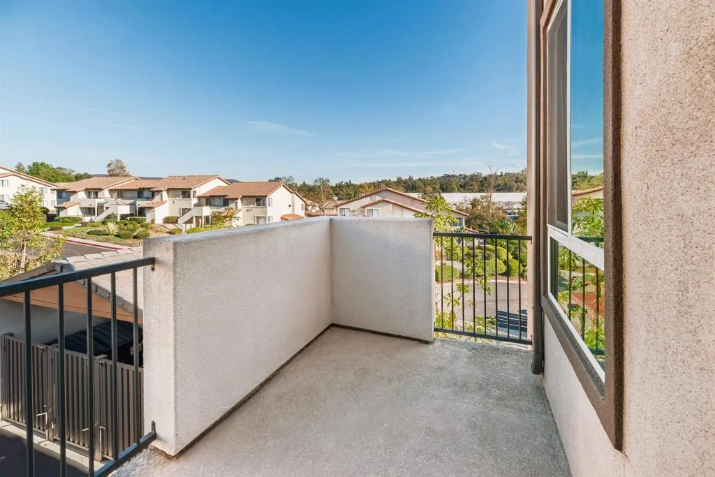 953 Radcliffe Trail, Vista, California 92081 home-pic-17