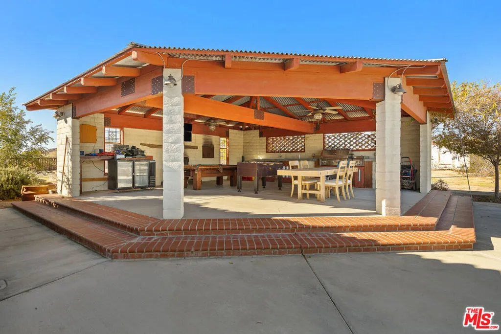 15617 Mondamon Road, Apple Valley, California 92307 home-pic-33