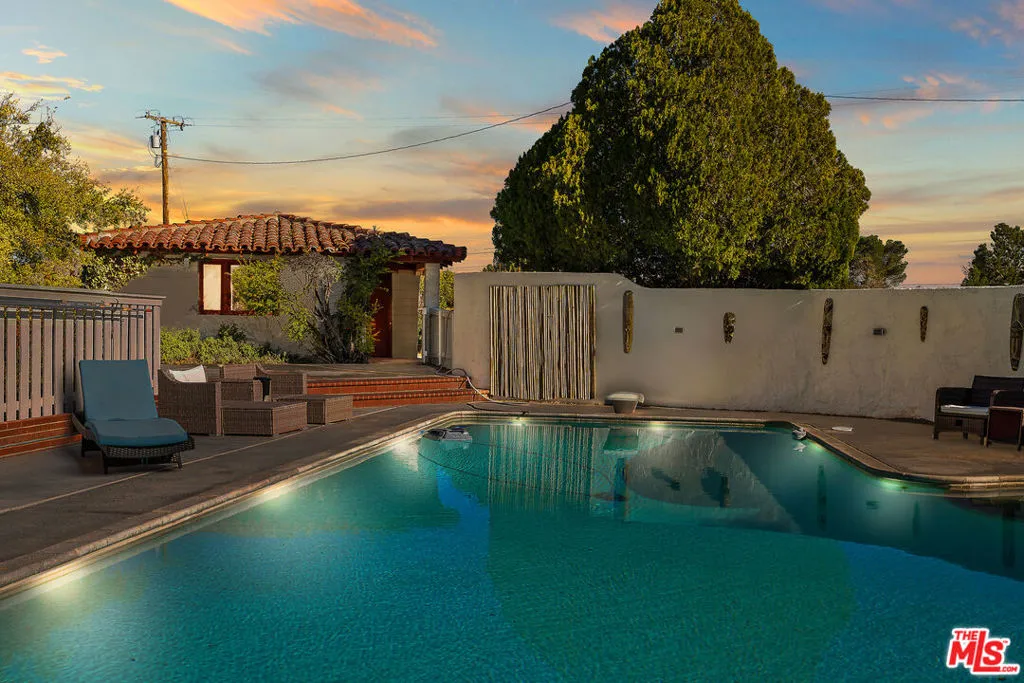 15617 Mondamon Road, Apple Valley, California 92307 home-pic-0