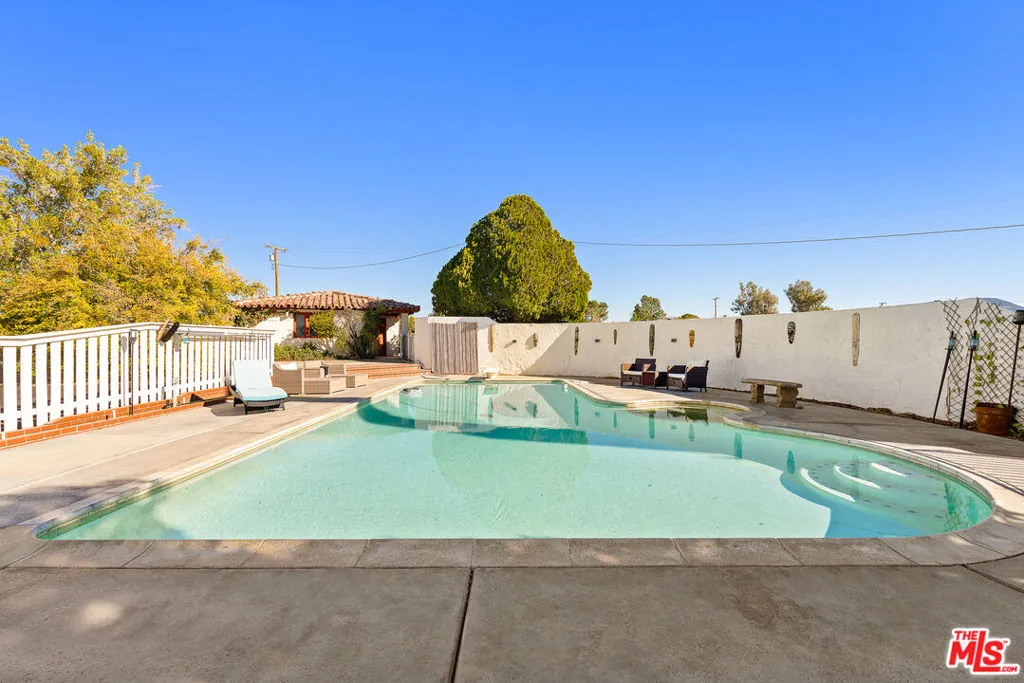 15617 Mondamon Road, Apple Valley, California 92307 home-pic-4
