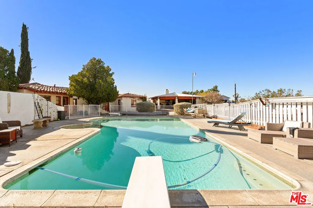15617 Mondamon Road, Apple Valley, California 92307 home-pic-5