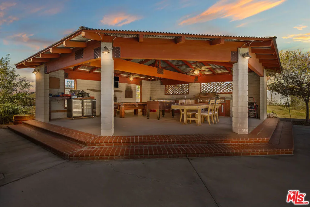 15617 Mondamon Road, Apple Valley, California 92307 home-pic-2
