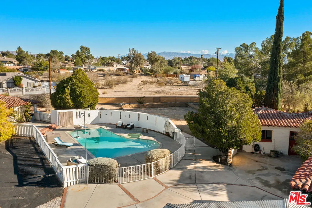 15617 Mondamon Road, Apple Valley, California 92307 home-pic-3