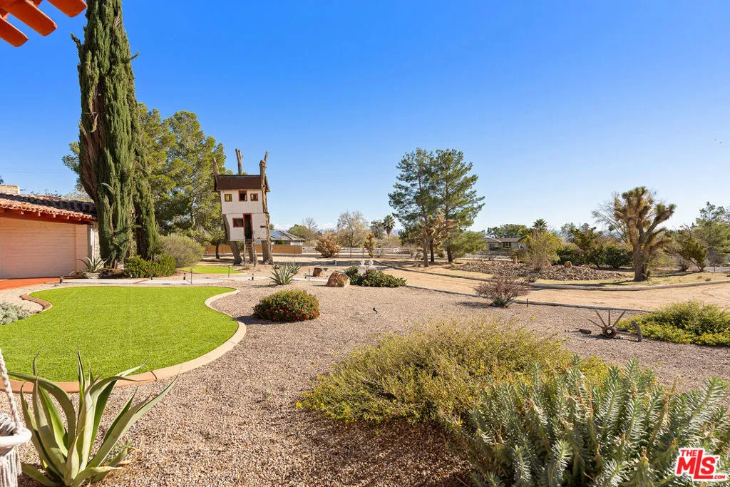 15617 Mondamon Road, Apple Valley, California 92307 home-pic-35