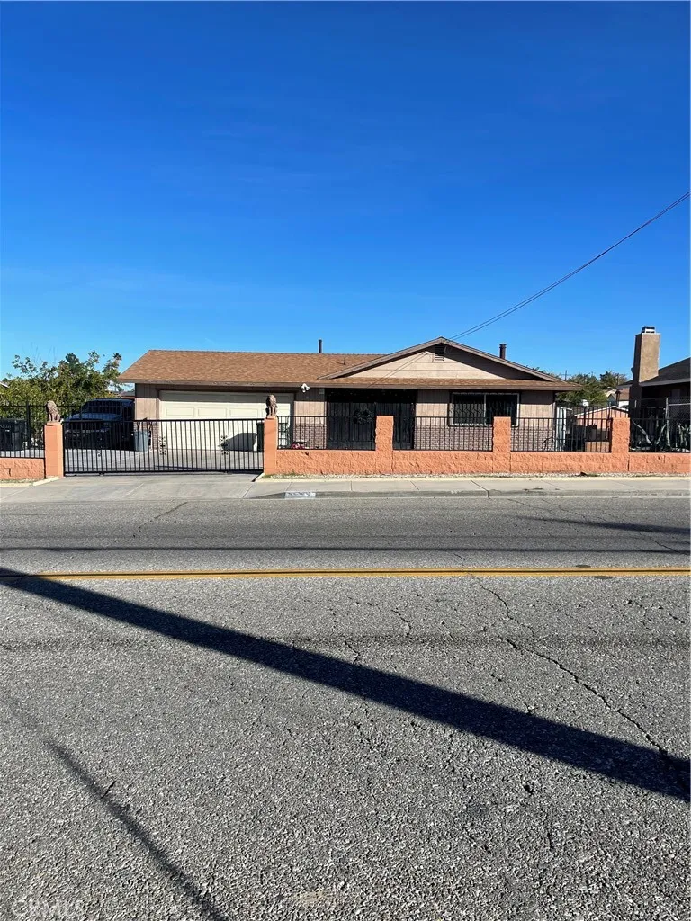 14327 Rodeo Drive, Victorville, California 92395 home-pic-2
