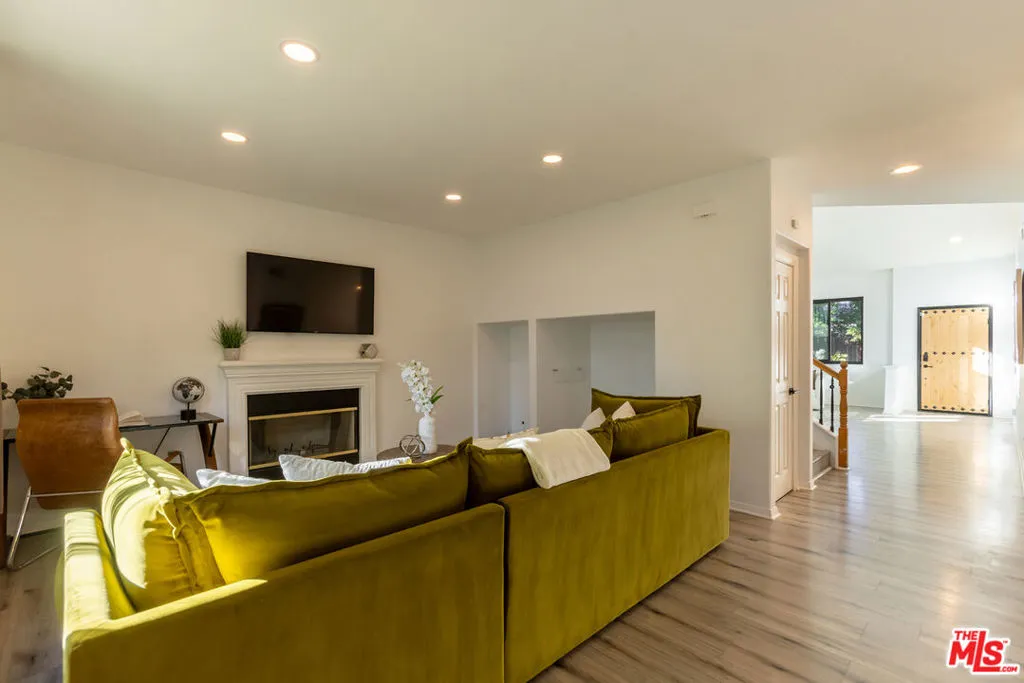 18404 Arminta Street, Reseda, California 91335 home-pic-9