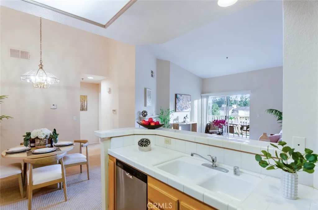 5805 Oak Bend 302, Oak Park, California 91377 home-pic-4