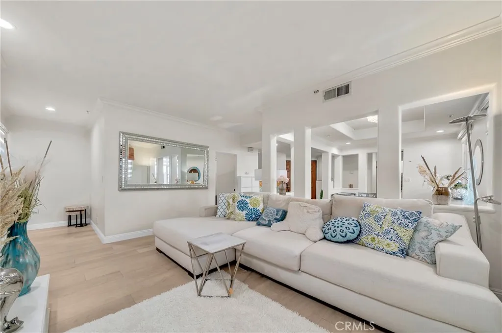 235 S Gale 102, Beverly Hills, California 90211 home-pic-11