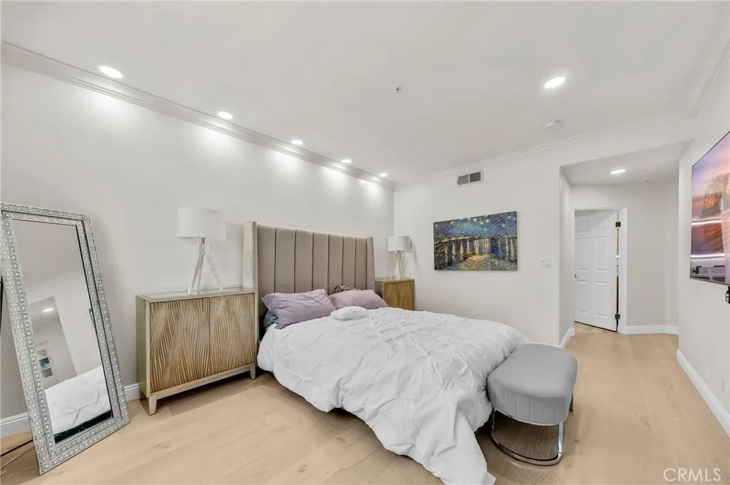 235 S Gale 102, Beverly Hills, California 90211 home-pic-20
