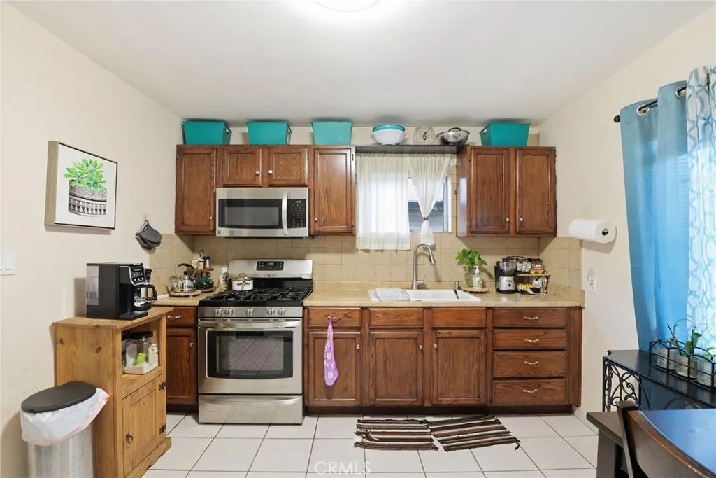 1038 Hollister St, San Fernando, California 91340 home-pic-12