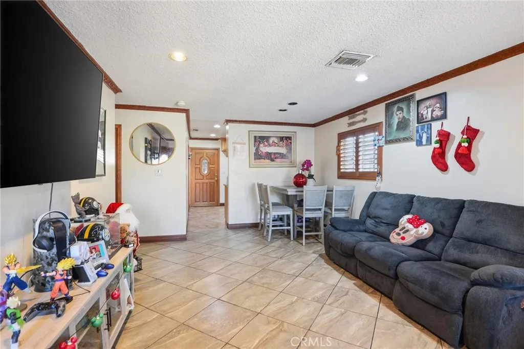 1038 Hollister St, San Fernando, California 91340 home-pic-3