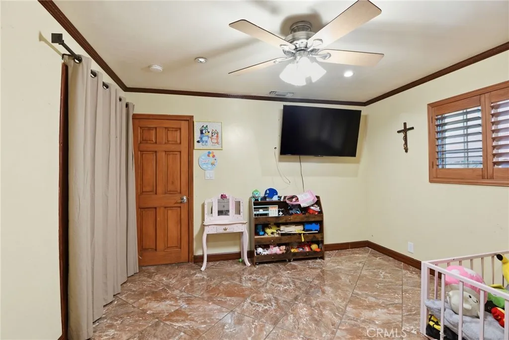 1038 Hollister St, San Fernando, California 91340 home-pic-6