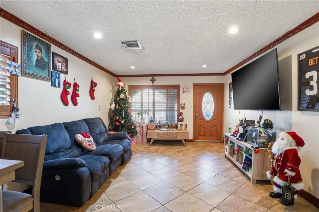 1038 Hollister St, San Fernando, California 91340 home-pic-4