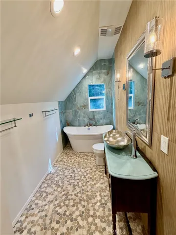 2nd floor bath w/soaking tub