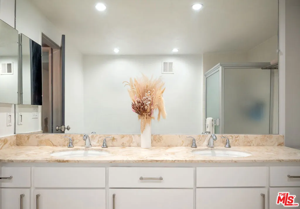 7259 Hillside Avenue 202, Los Angeles, California 90046 home-pic-14