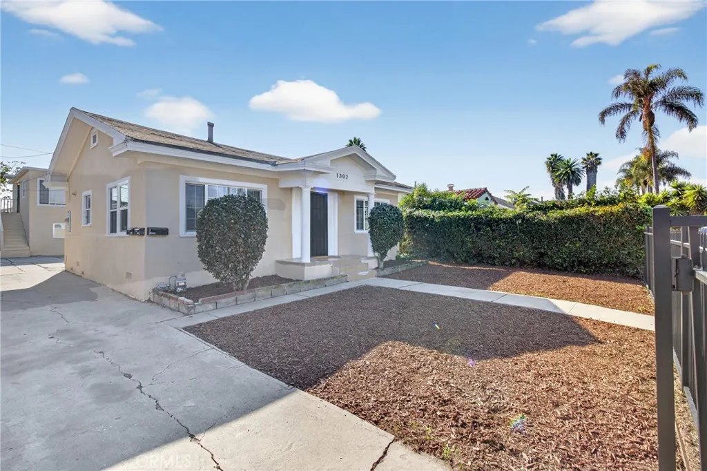 1300 W 90th Street, Los Angeles, California 90044 home-pic-2