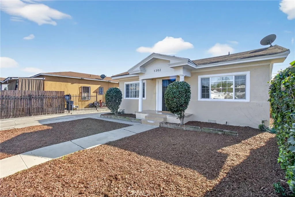 1300 W 90th Street, Los Angeles, California 90044 home-pic-3