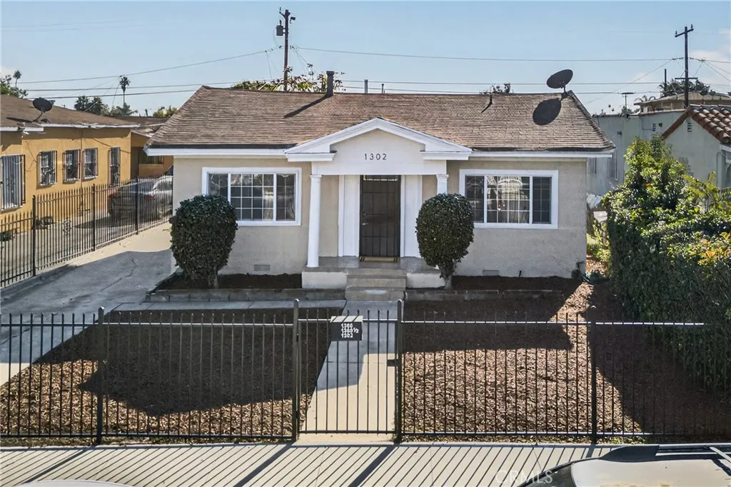 1300 W 90th Street, Los Angeles, California 90044 home-pic-1