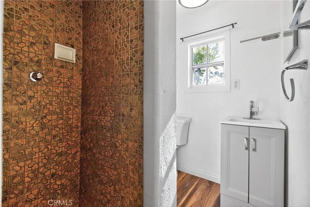 1300 W 90th Street, Los Angeles, California 90044 home-pic-36