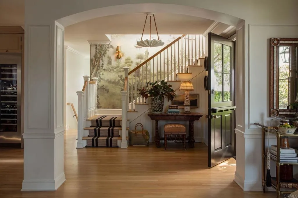 5735 Dolphin Place, La Jolla, California 92037 home-pic-1