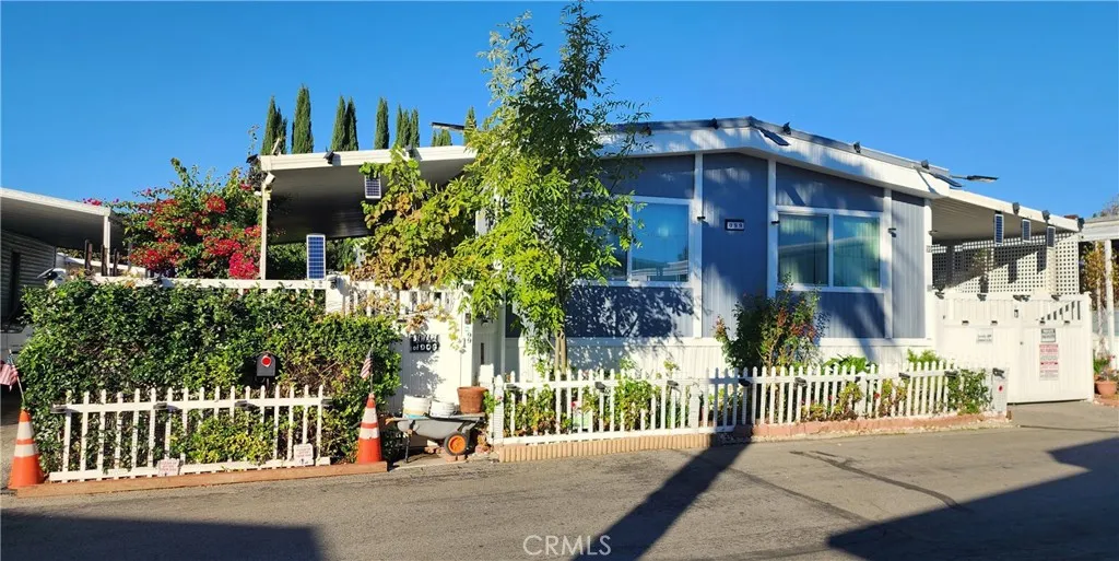 Fully Fenced 2 Bedroom 2 Bath Home. Solar Lights, Abundant Fruit Trees with a peaceful nature surround.