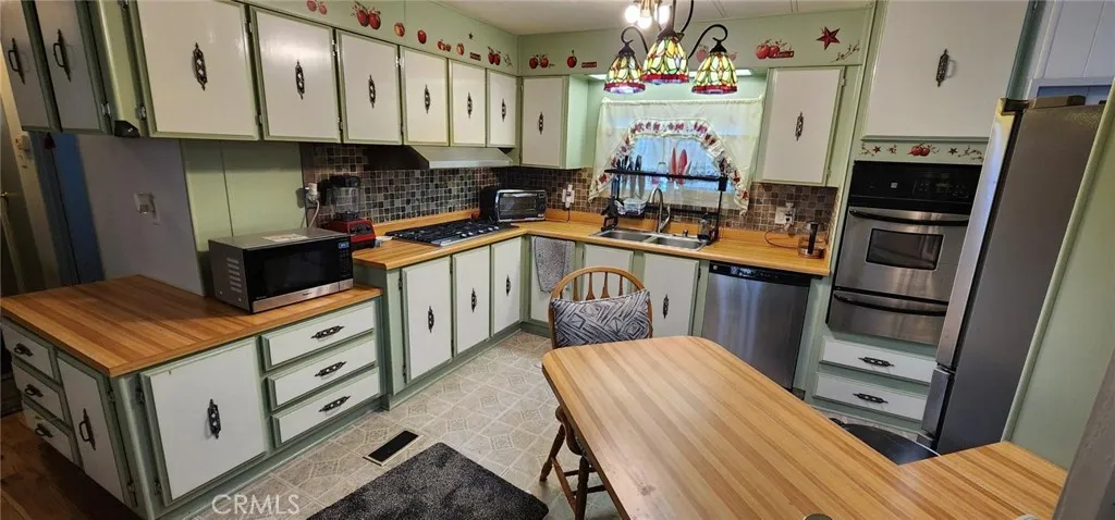 Well Appointed Kitchen with room to roam. Stainless Steel Appliances, Convenient Breakfast Seating.