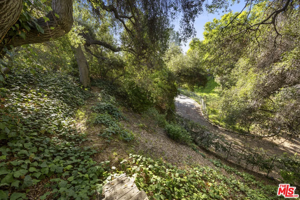 501 St Cloud Road, Los Angeles, California 90077 home-pic-11