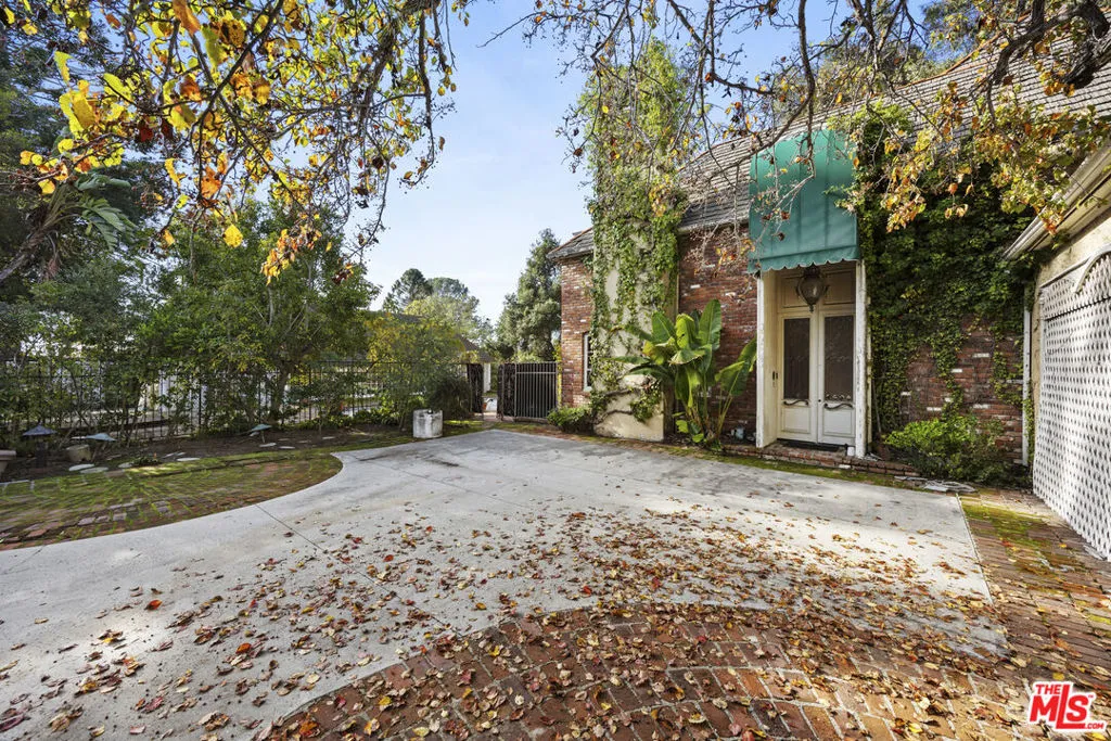 501 St Cloud Road, Los Angeles, California 90077 home-pic-2