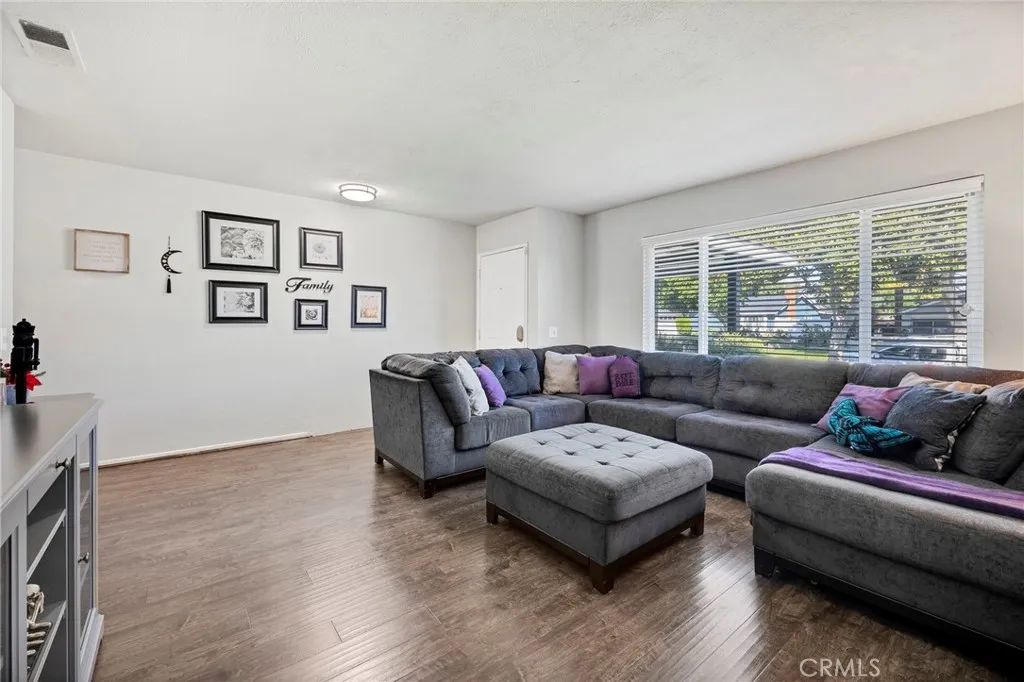 10022 Chula Vista Way, Riverside, California 92503 home-pic-3