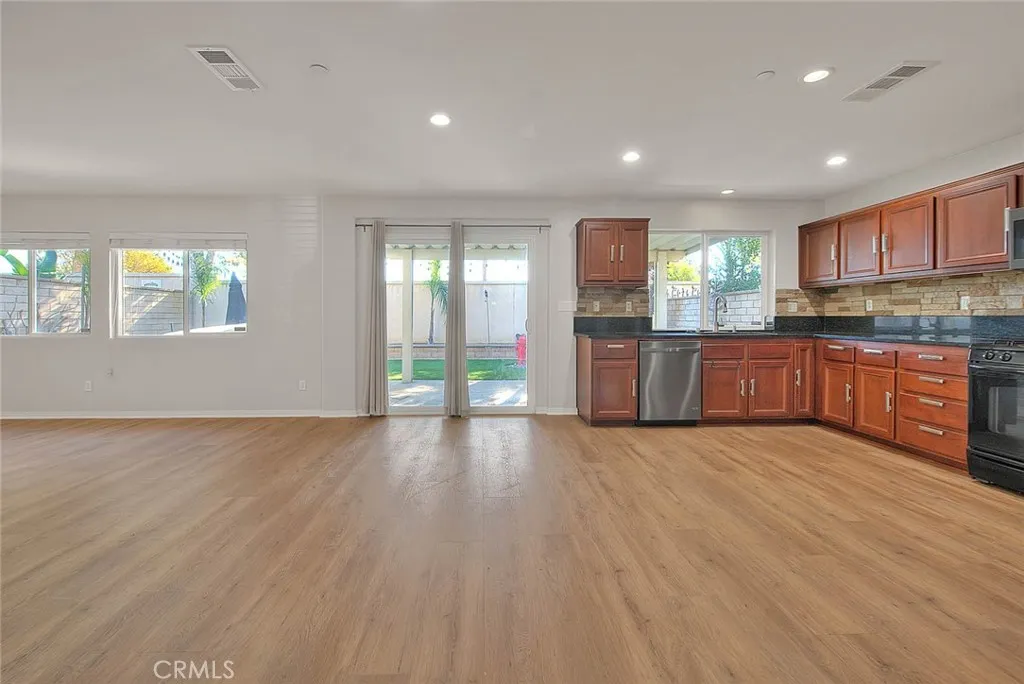 8043 Jamestown, Fontana, California 92336 home-pic-7