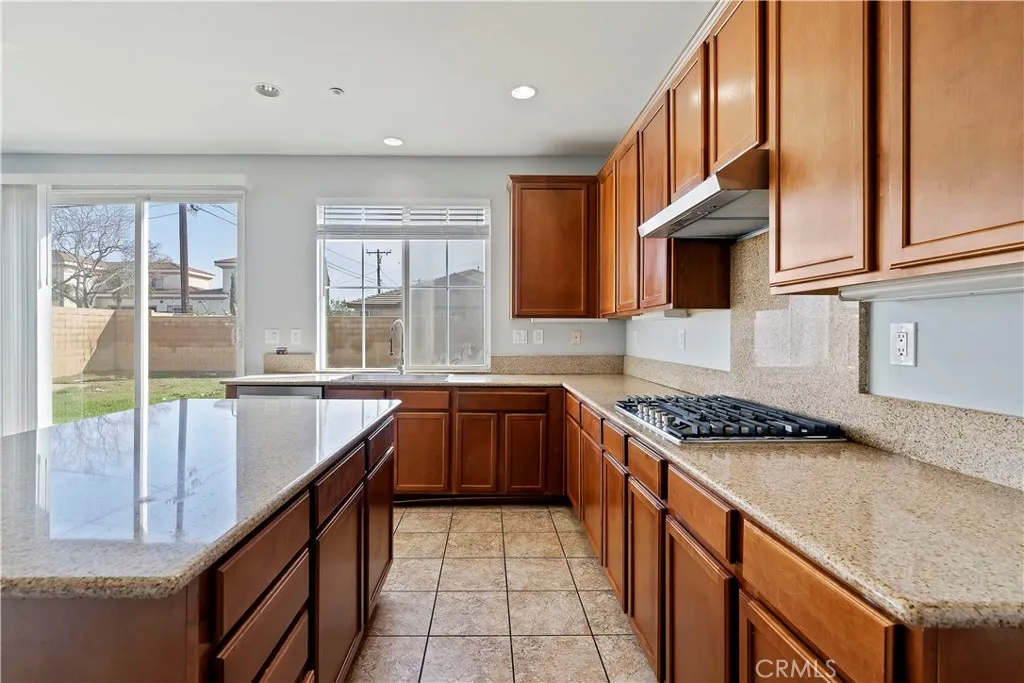 6825 Tahoe Way, Fontana, California 92336 home-pic-9