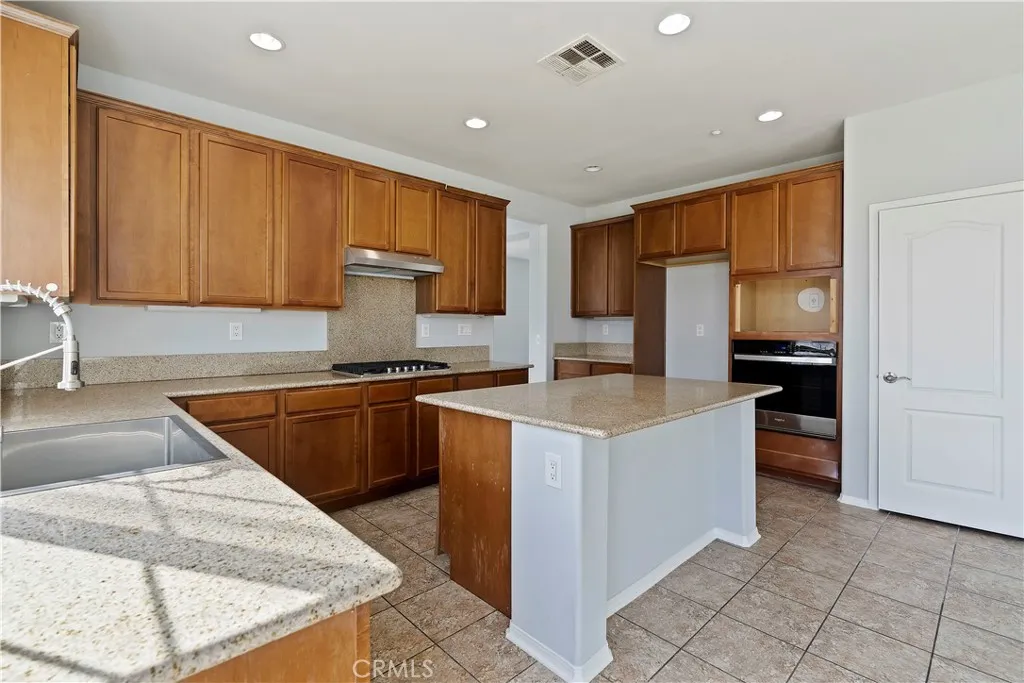 6825 Tahoe Way, Fontana, California 92336 home-pic-10
