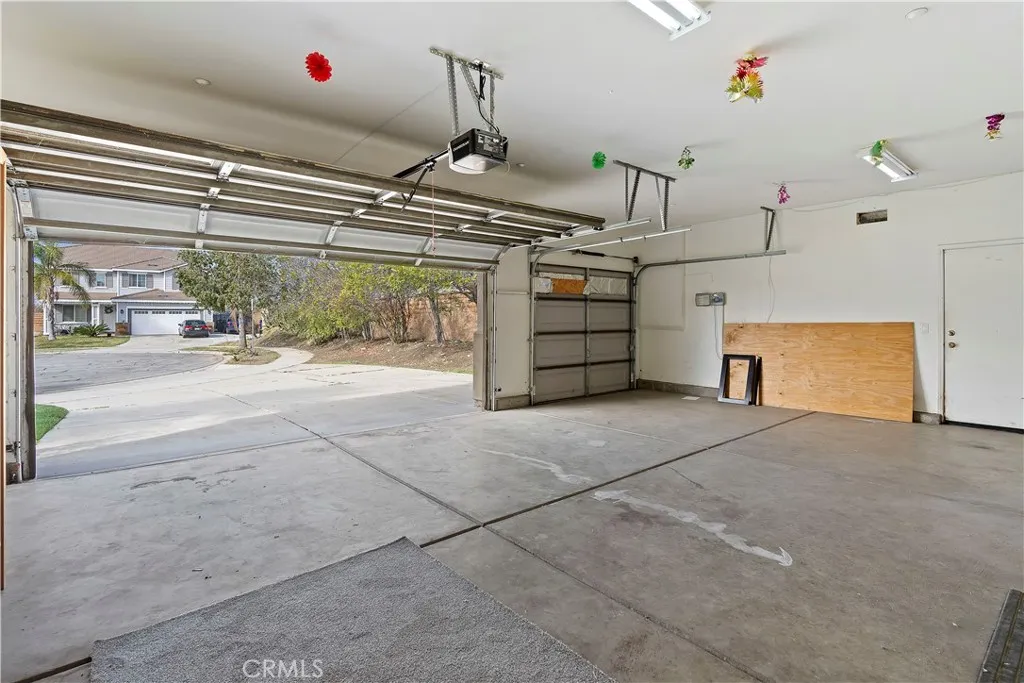 6825 Tahoe Way, Fontana, California 92336 home-pic-17