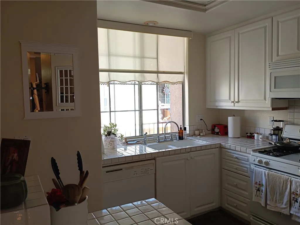 335 W Summerfield, Anaheim, California 92802 home-pic-20