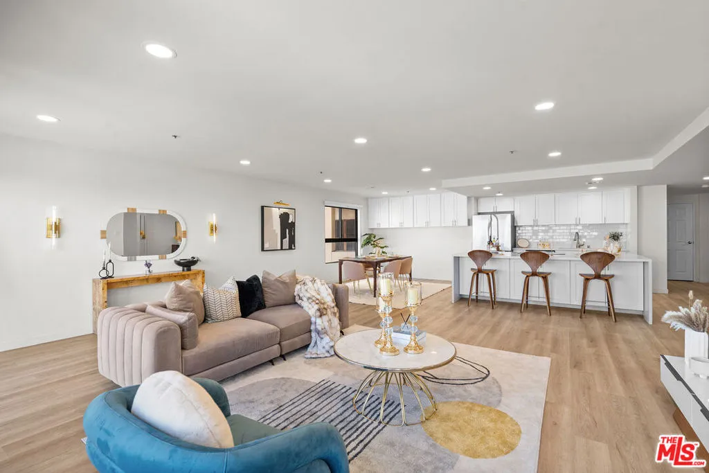 727 S Ardmore Avenue 802, Los Angeles, California 90005 home-pic-4