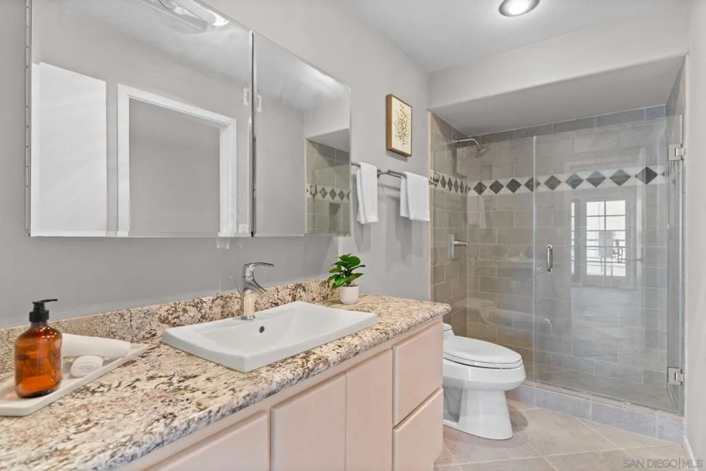 2552 Navarra Dr A, Carlsbad, California 92009 home-pic-22