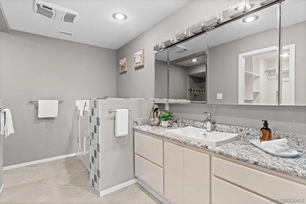 2552 Navarra Dr A, Carlsbad, California 92009 home-pic-20