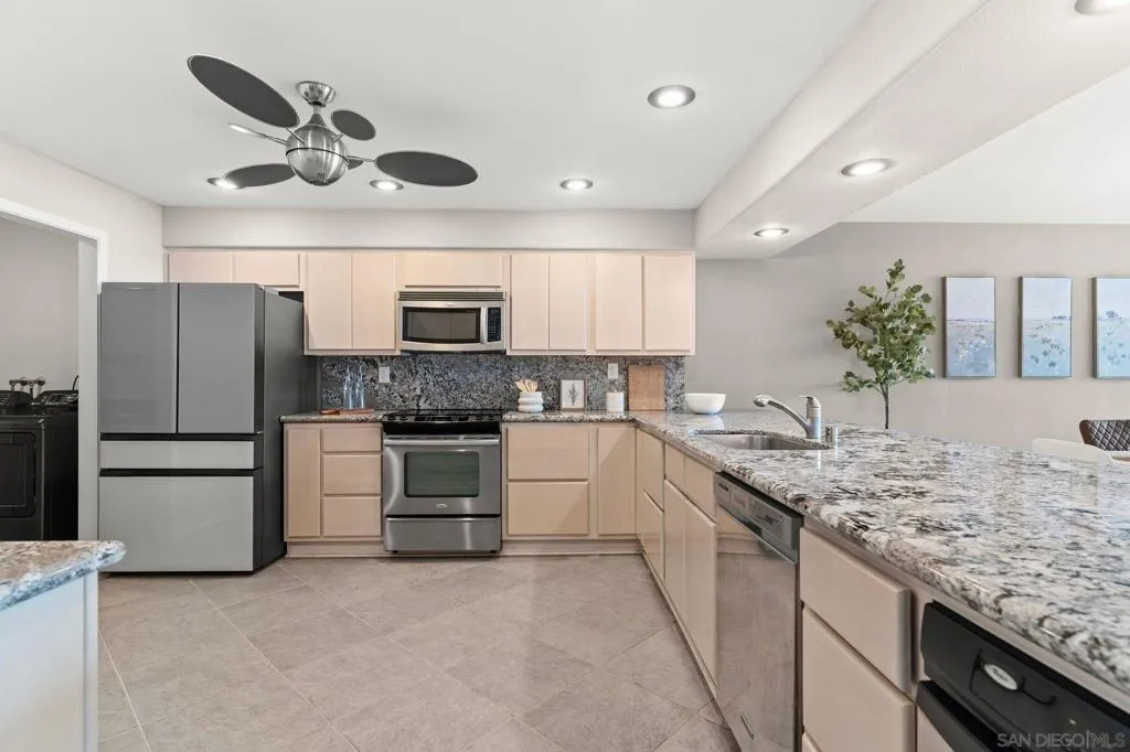 2552 Navarra Dr A, Carlsbad, California 92009 home-pic-11