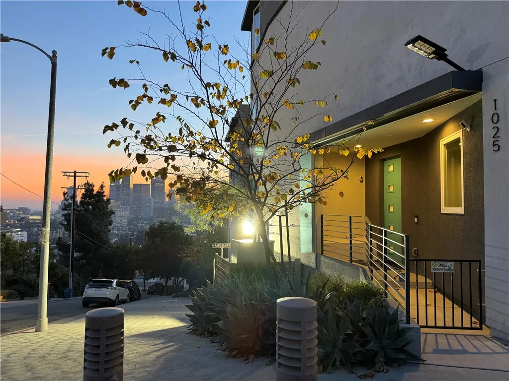 1025 White Knoll, Los Angeles, California 90012 home-pic-1