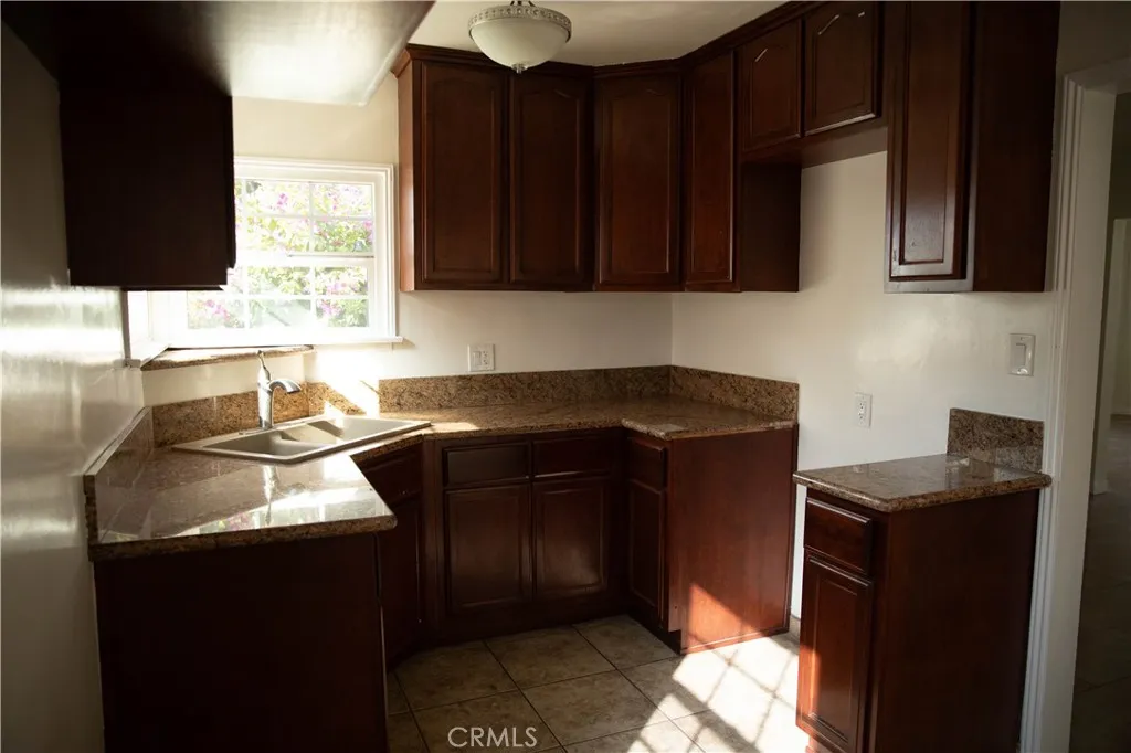9726 Kauffman Avenue, South Gate, California 91355 home-pic-10