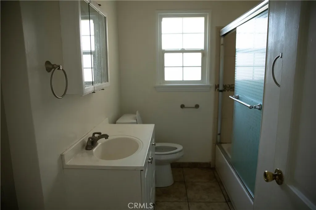 9726 Kauffman Avenue, South Gate, California 91355 home-pic-12