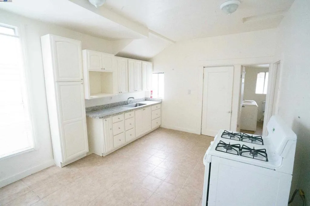 866 Isabella St, Oakland, California 94607 home-pic-1