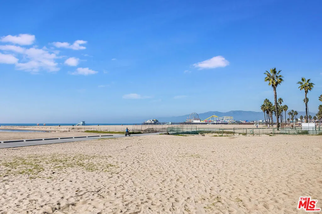 1705 Ocean Ave, Santa Monica, California 90401 home-pic-64