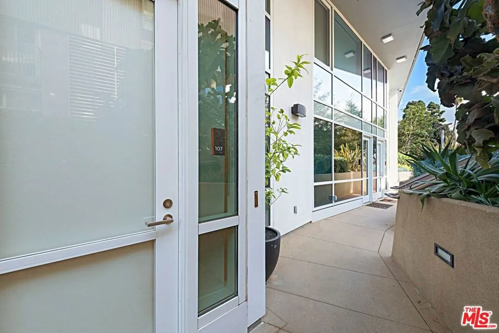 1705 Ocean Ave, Santa Monica, California 90401 home-pic-1