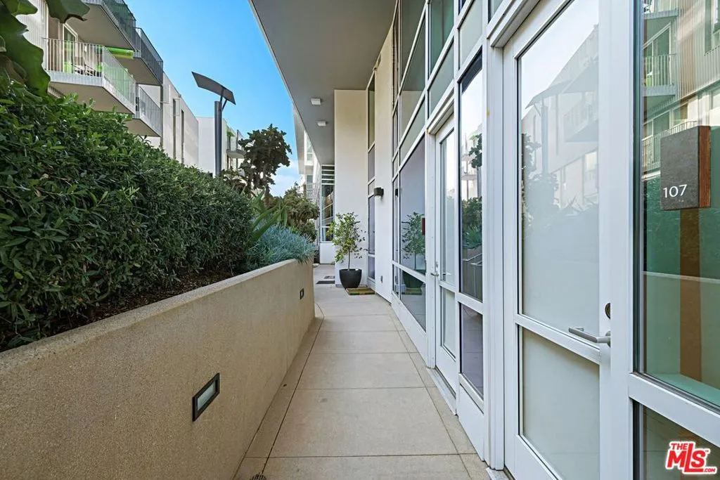 1705 Ocean Ave, Santa Monica, California 90401 home-pic-2